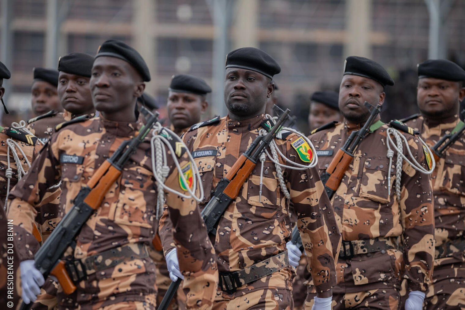 Agents des Douanes béninoises en uniforme treillis camouflage lors d'un défilé militaire
