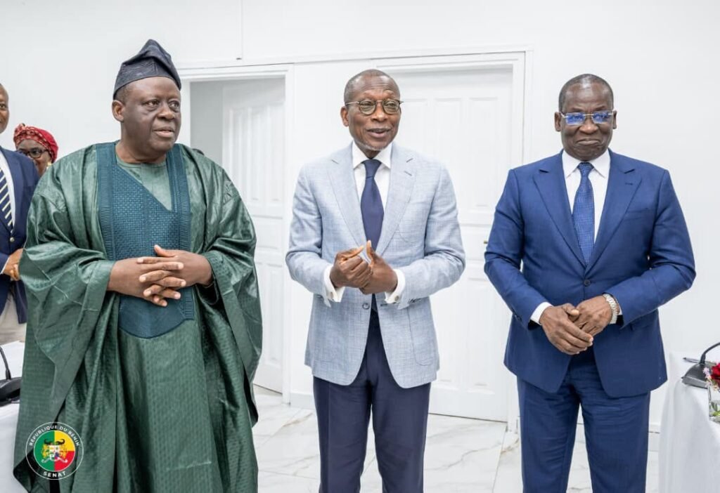 Les trois membres du bureau du Sénat du Bénin avec le président Patrice Talon au centre