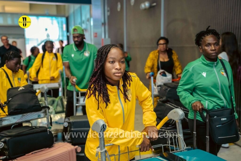 Joueuse des Amazones U20 du Bénin poussant son chariot à bagages à l'aéroport de Paris avant le Mondial féminin U20