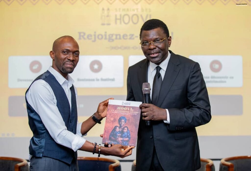Bola Babayedjou remise recueil Hoovi Joseph Djogbenou Azalai