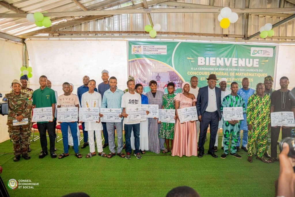 Camp excellence Djougou ADET lauréats concours maths physique cheques 300000F Abdoulaye Bio Tchane