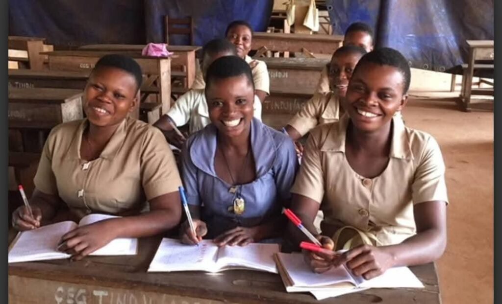 Gratuité secondaire filles Bénin - élèves dans un CEG public
