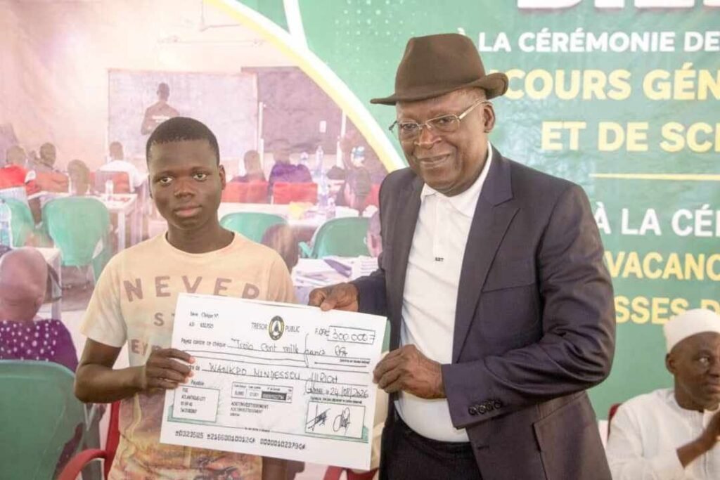 Remise cheque 300000F lauréat concours maths Djougou Abdoulaye Bio Tchane ADET