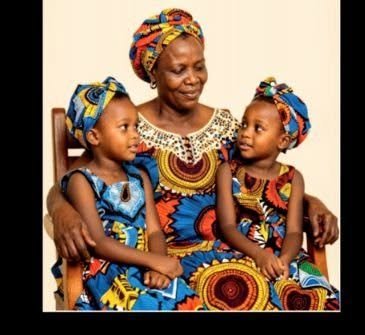 Festival panafricain de la gémellité Hoovi - Une Hoonon et ses jumelles en pagne wax traditionnel au Bénin