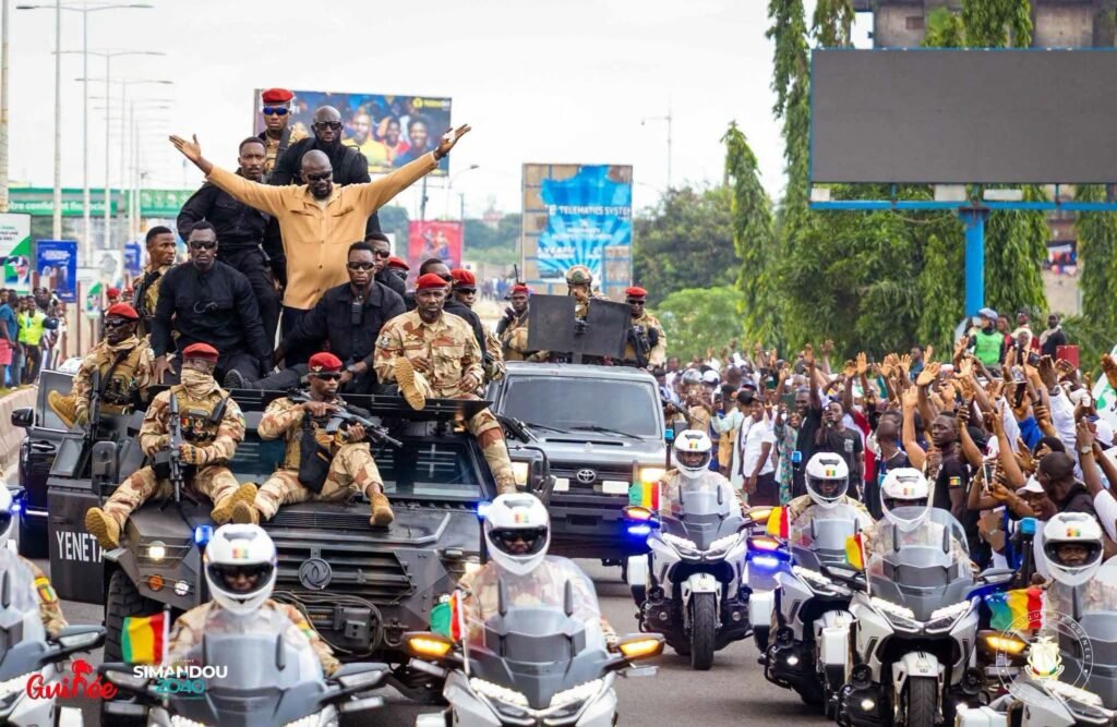 Mamadi Doumbouya bain de foule à Conakry lors de son retour de Grèce