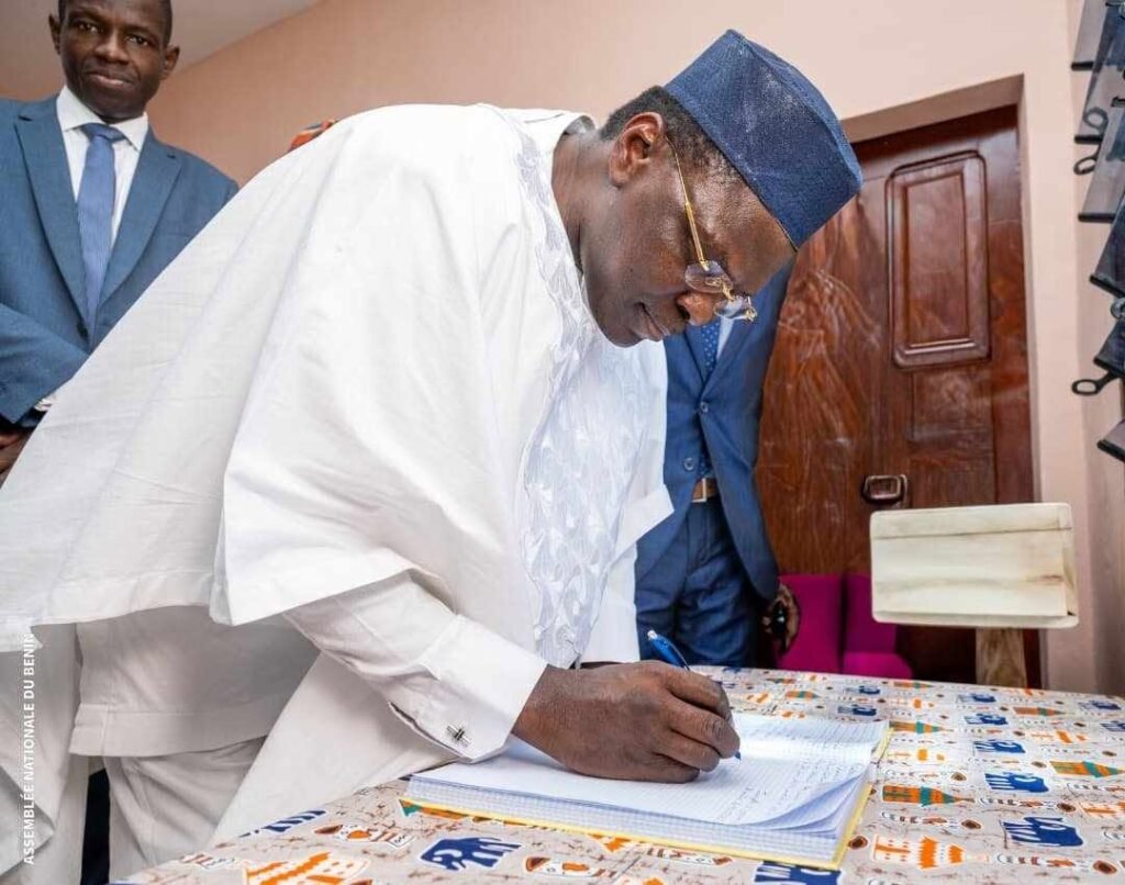 Joseph Djogbénou signe le livre d'or du Festival Masègòhún Avrankou 2026
Crédit : Assemblée Nationale du Bénin