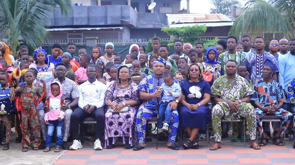 Rentrée scolaire 2026 Porto-Novo ISO 115 orphelins kits scolaires photo groupe