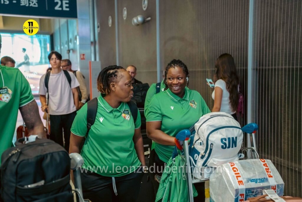 Staff technique des Amazones U20 du Bénin à l'aéroport de Paris lors du stage de préparation pour la Coupe du Monde Pologne 2026