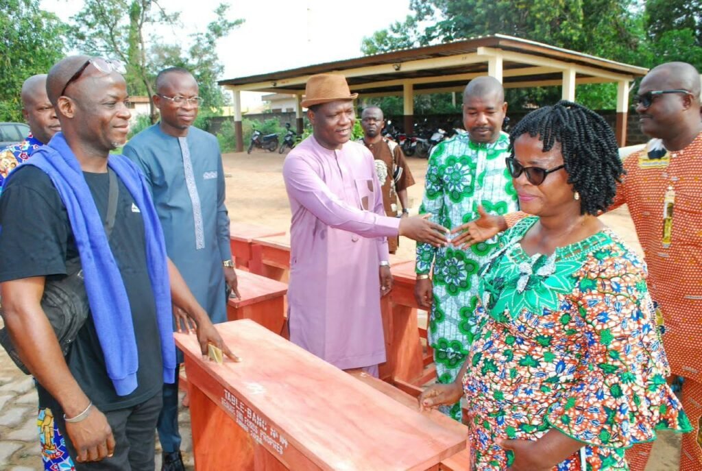 Maire Adjarra Germain Wanvoegbe remise 320 tables bancs ecole directrice 4 septembre 2026 rentree scolaire
