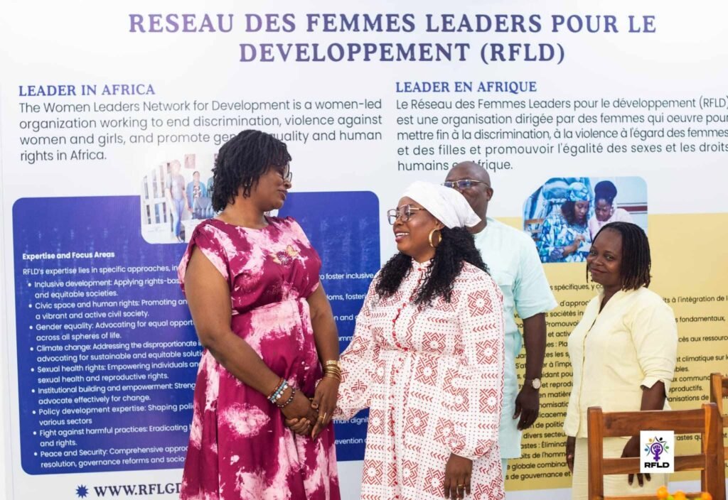 Poignée de mains entre mesdames Djinou et Agueh