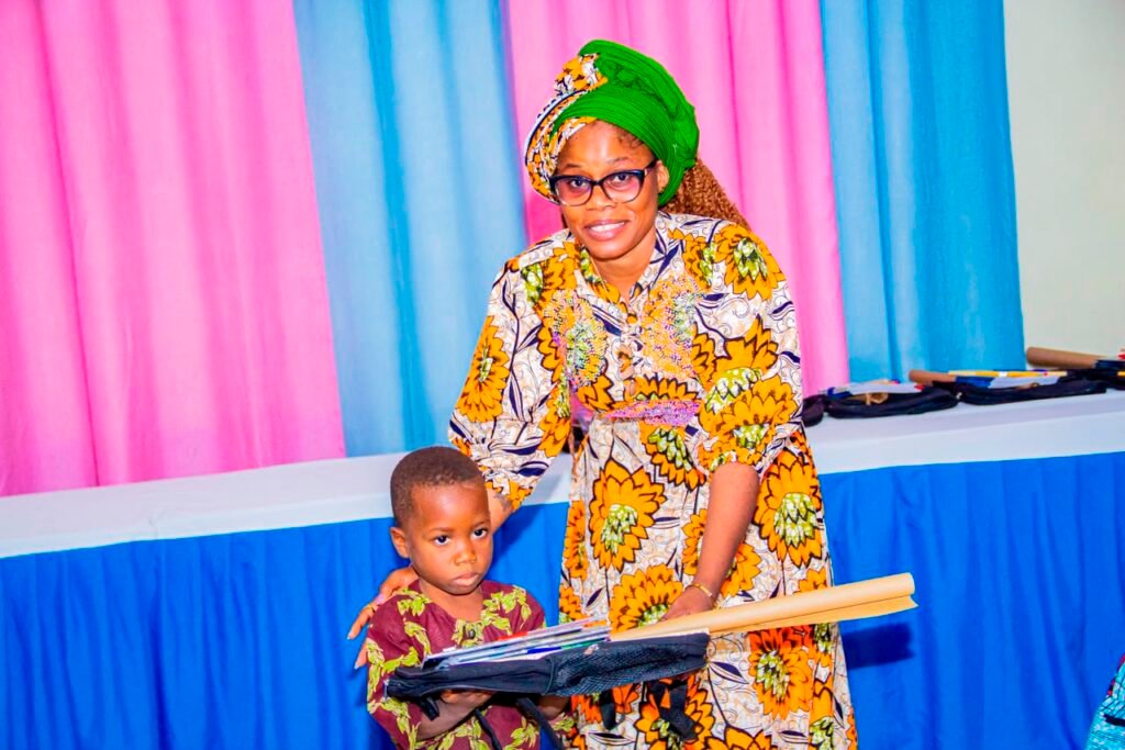 Odile Edwige Agbla remise kit scolaire enfant orphelin Tokpota Porto-Novo
