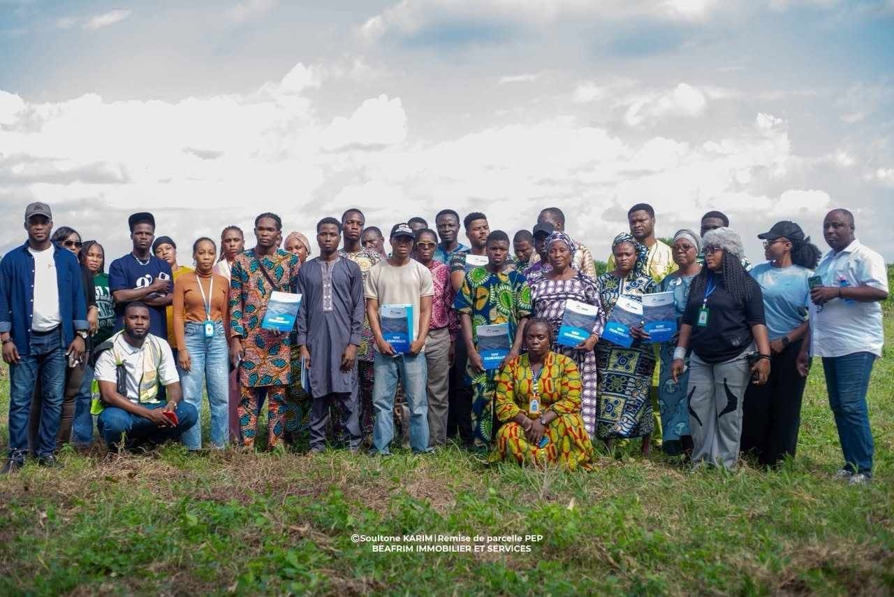 Photo de famille des bénéficiaires du PEP et des responsables de BEAFRIM IMMOBILIER SERVICE