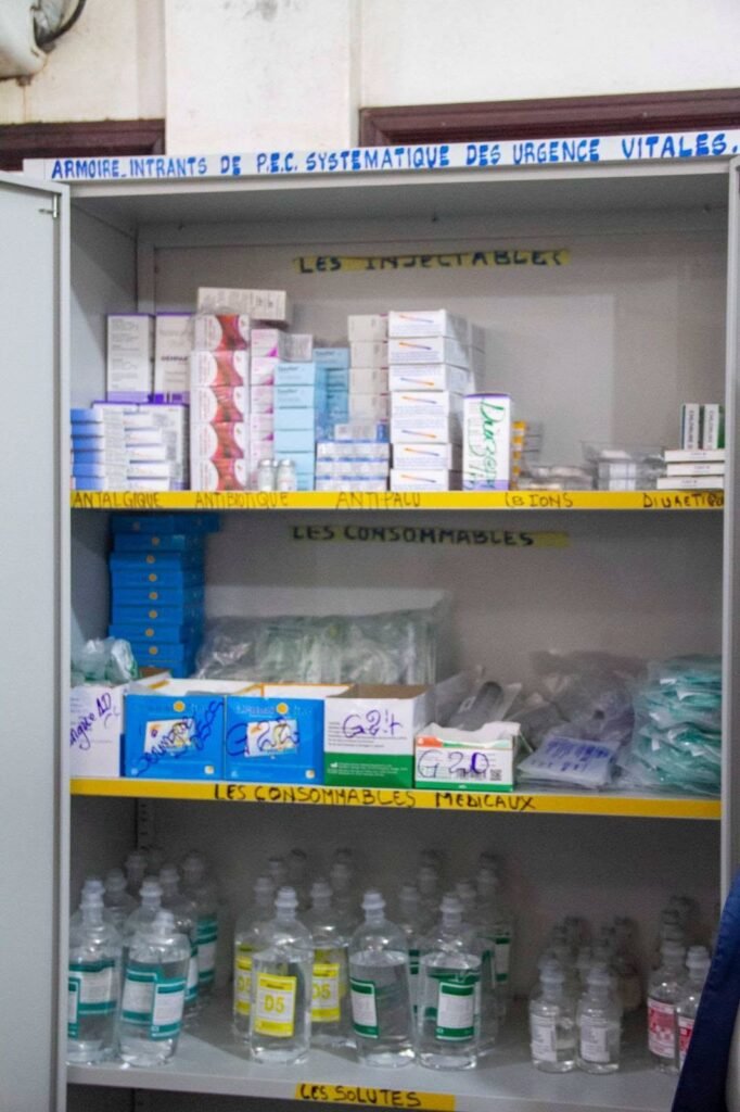 Armoire intrants urgences vitales antalgique antibiotique solutes Benin