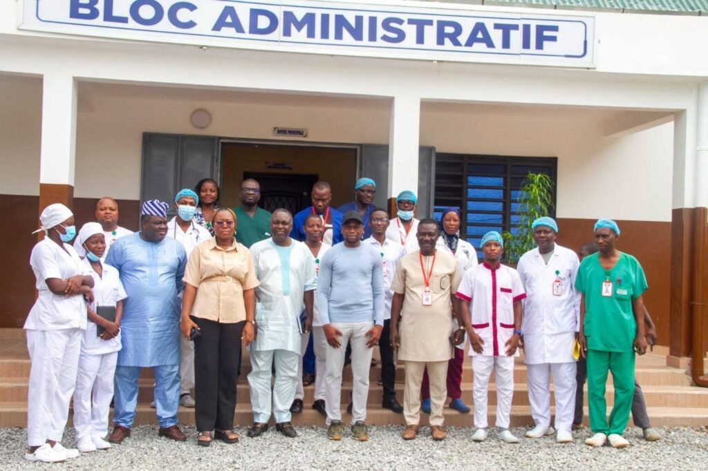 Bloc administratif hopital zone photo famille personnel soignant Hounkpatin