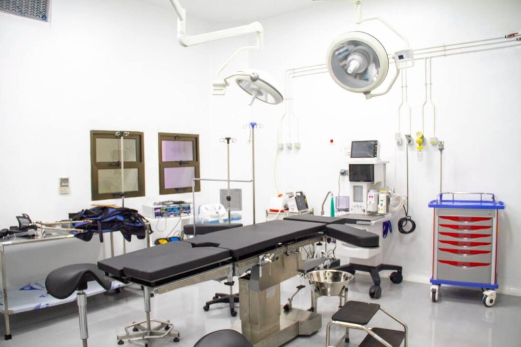 Bloc operatoire moderne hopital zone Save Ouesse equipement