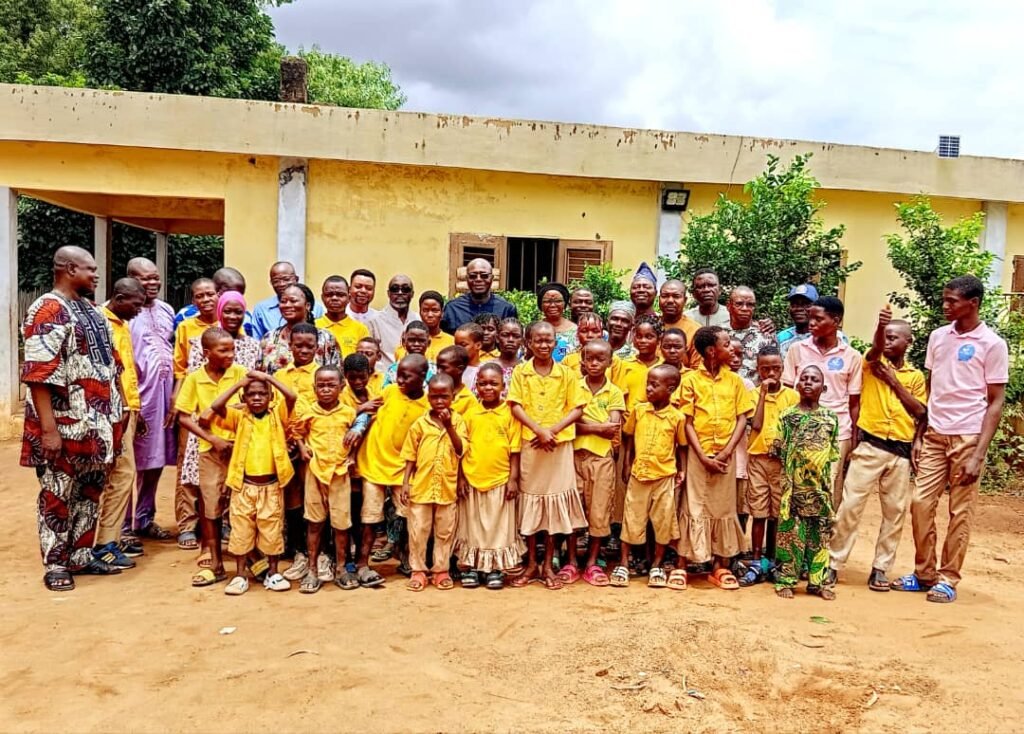 Centre sourds Adjarra groupe enfants jaune deputee Cecile Hounkpatin UP