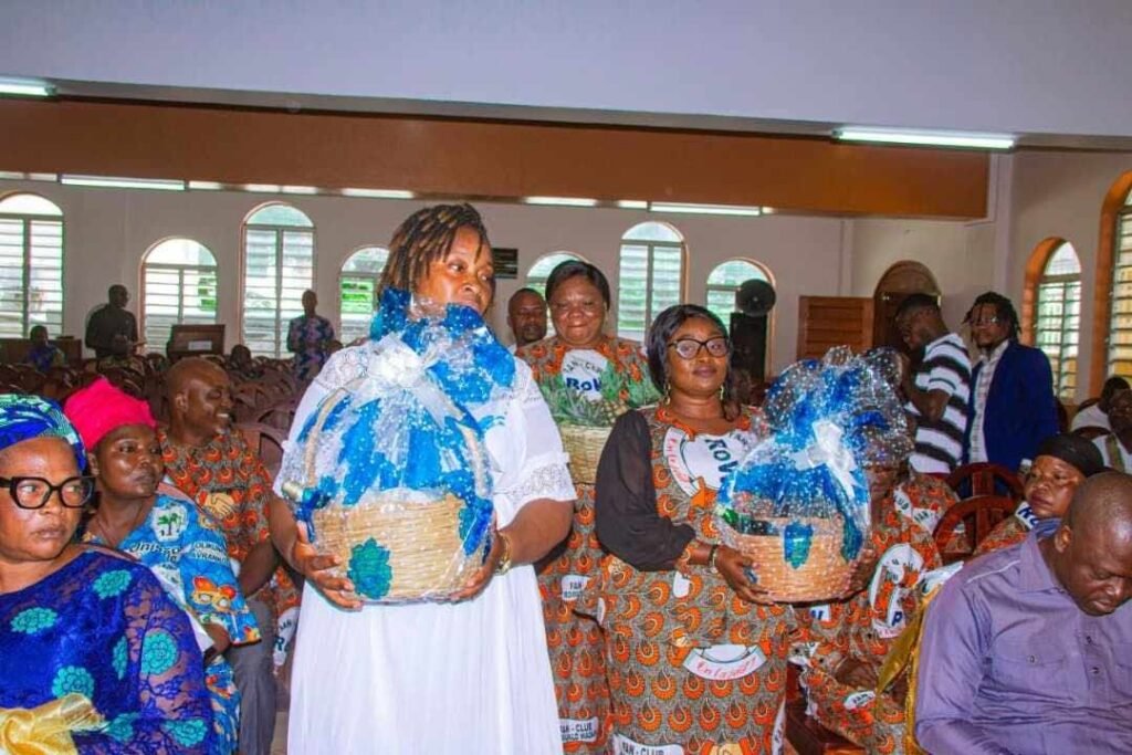 Fan-Club Wadagni offrande paniers bleu Saint-Michel Cotonou 100 jours
