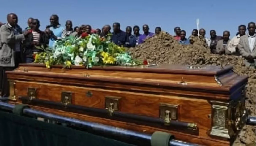 Funerailles ruineuses Benin cercueil bois verni fleurs cout ostentatoire enterrement foule Mgr Clet Feliho