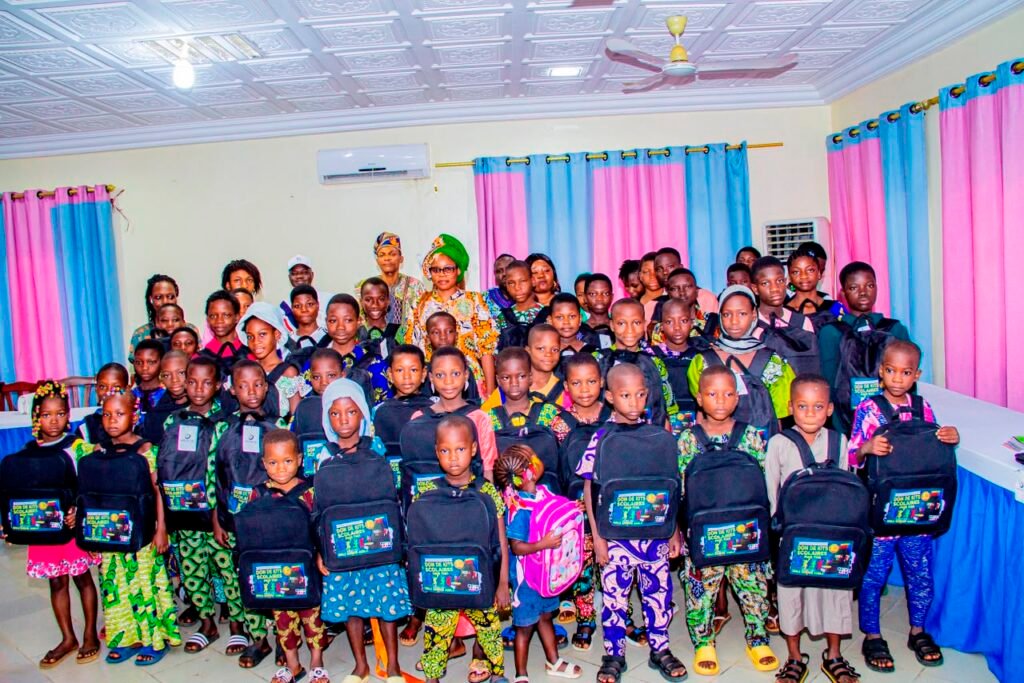 Kits scolaires orphelins Porto-Novo 80 enfants sacs groupe Odile Agbla Ayelawadje
