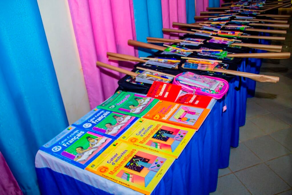 Kits scolaires orphelins Porto-Novo cahiers francais mathematiques fournitures