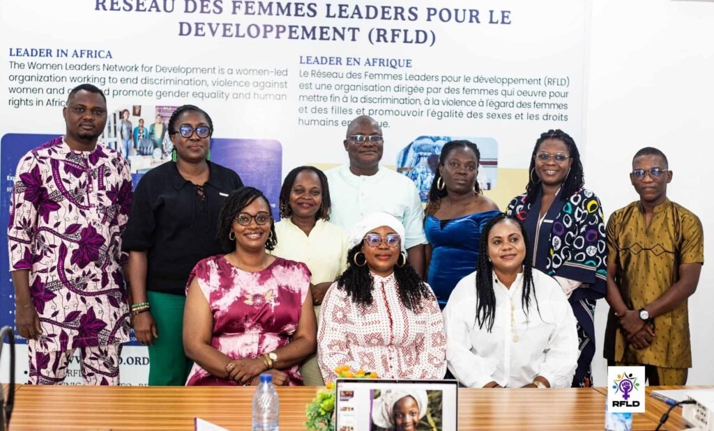 photo de famille de membres des délégations du RFLD et de l'INF