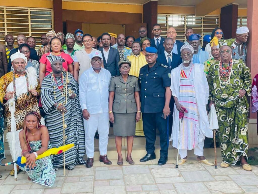 Tournee prefete Oueme Marie Akpotrossou photo famille tetes couronnees Porto-Novo Djegan-Kpevi