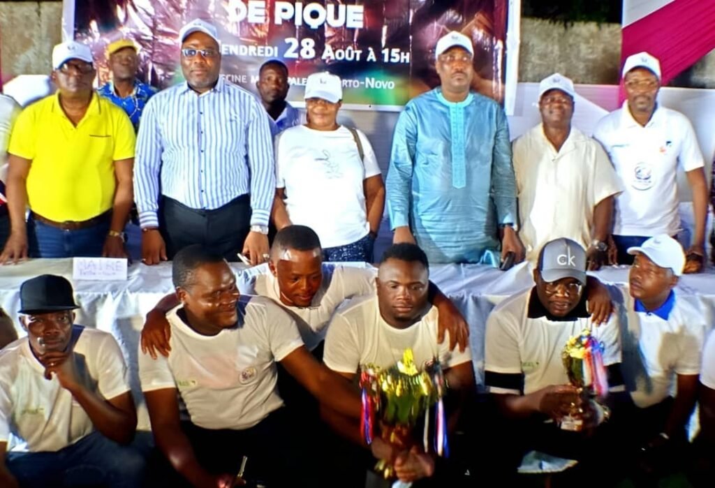 Tournoi jeu de piques Porto-Novo finalistes groupe trophées Yankoty