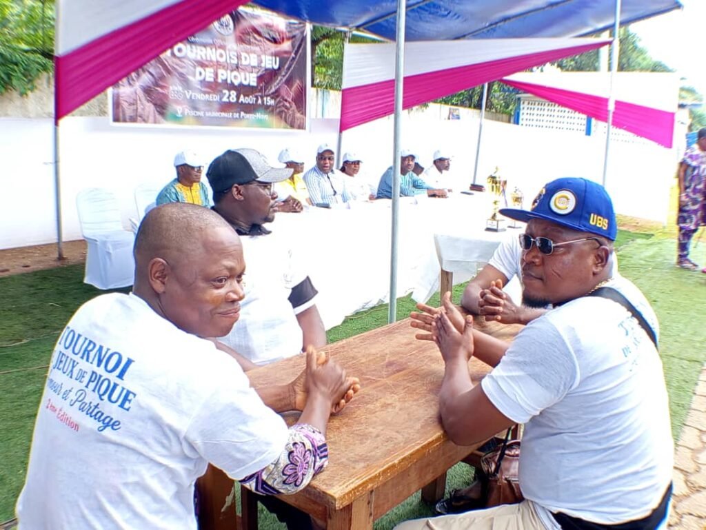 Tournoi jeu de piques Porto-Novo partie table bois fair-play Ouando