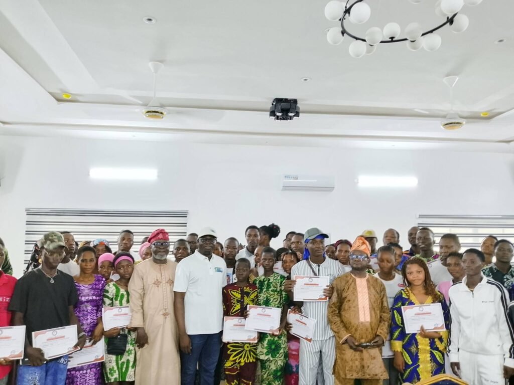Vacances Saines Porto-Novo photo famille 60 jeunes Espace Numerique Louis Koukpemedji
