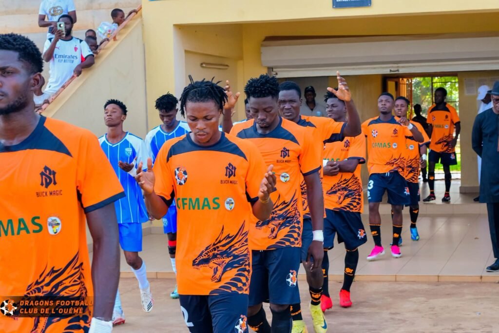 L'equipe des dragons en maillot orage noir