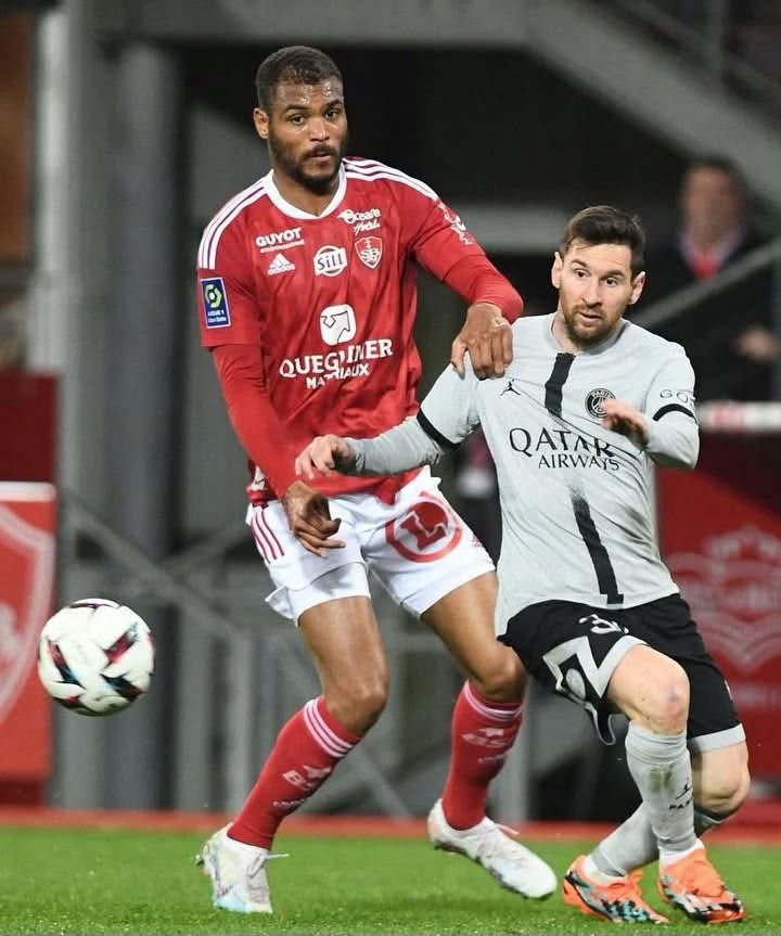 Steve Mounié et Lionel Messi lors d'un match